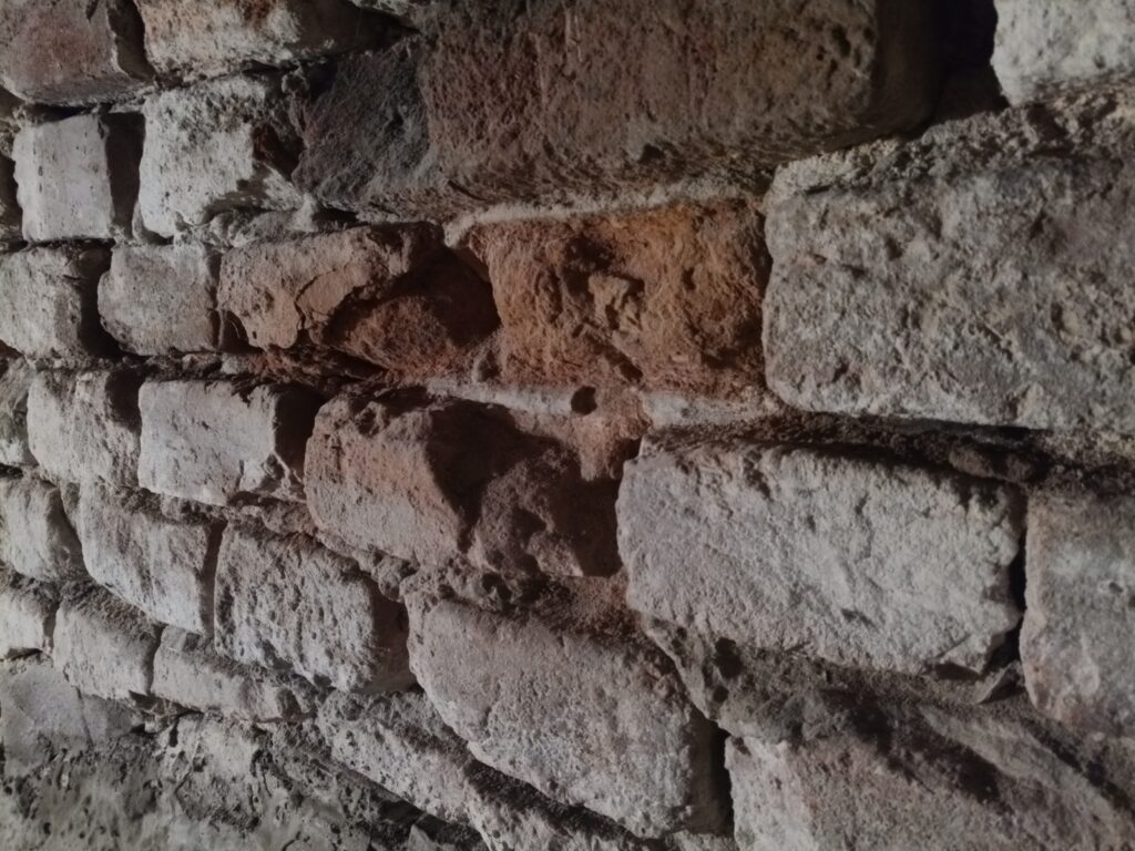 Cegły się rozpada
